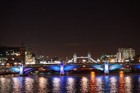 FOTO noční letecký pohled na Londýn